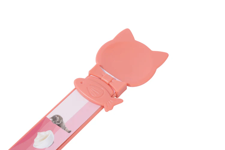 08.M-PETS_60567505_CreamyCATSPOONStrawberryRed_Product_Closeup_HOR_CMYK