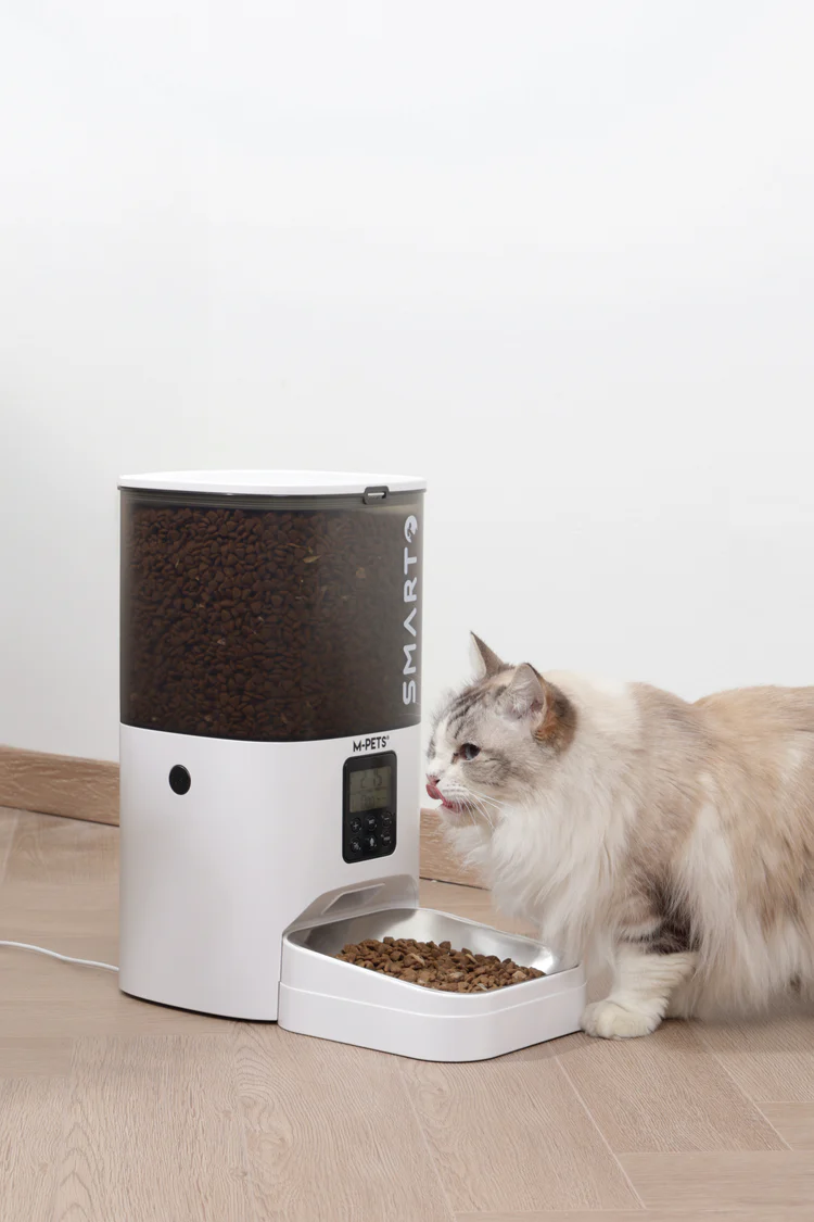 13.M-PETS_60567899_SMARTO_M800_6LAutomaticFooddispenser_Lifestyle_Indoor_Cat_VER_CMYK_1